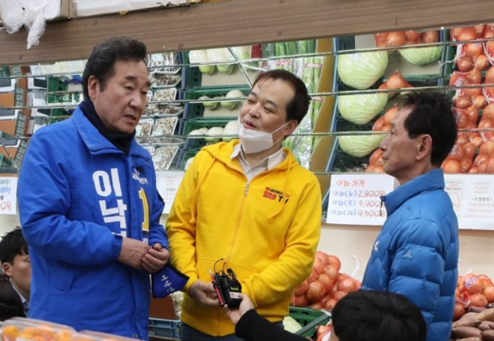 서울시 종로구 마트를 찾은 이낙연 더불어민주당 상임선거대책위원장. 사진=연합뉴스 제공