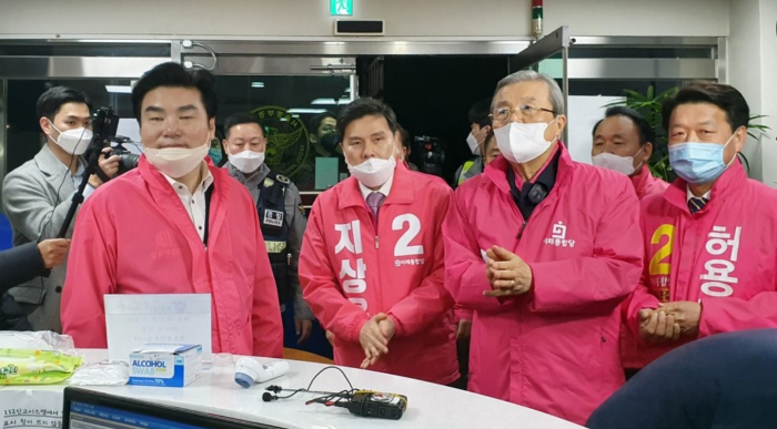 지구대 찾은 김종인 미래통합당 총괄선거대책위원장. 사진=연합뉴스 제공