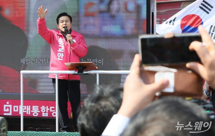 4·15 제21대 국회의원선거 공식 선거운동 시작-황교안 미래통합당 대표가 첫 거리 유세 통인시장. 사진=이수길 기자 leo2004@newsway.co.kr