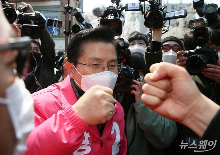 4·15 제21대 국회의원선거 공식 선거운동 시작-황교안 미래통합당 대표가 첫 거리 유세 통인시장. 사진=이수길 기자 leo2004@newsway.co.kr