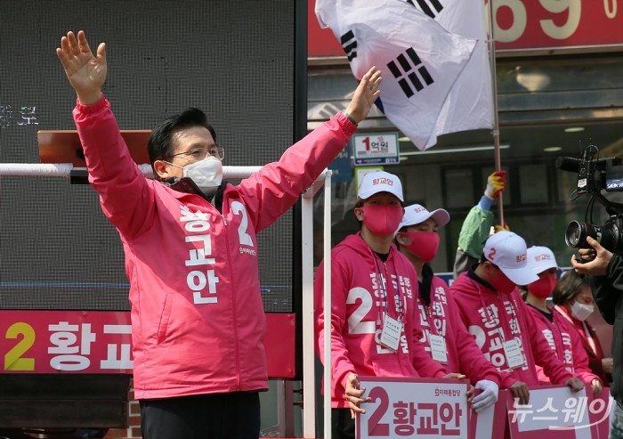 4·15 제21대 국회의원선거 공식 선거운동 시작-황교안 미래통합당 대표가 첫 거리 유세 통인시장. 사진=이수길 기자 leo2004@newsway.co.kr
