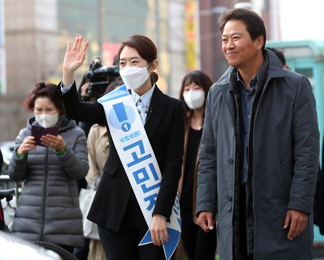 ·15 총선 공식 선거운동 개시일인 2일 오전 서울 광진구 자양사거리에서 더불어민주당 광진을 고민정 후보가 시민들에게 지지를 호소하고 있다. 오른쪽은 지원 유세에 나선 임종석 전 대통령 비서실장. 사진=연합뉴스 제공