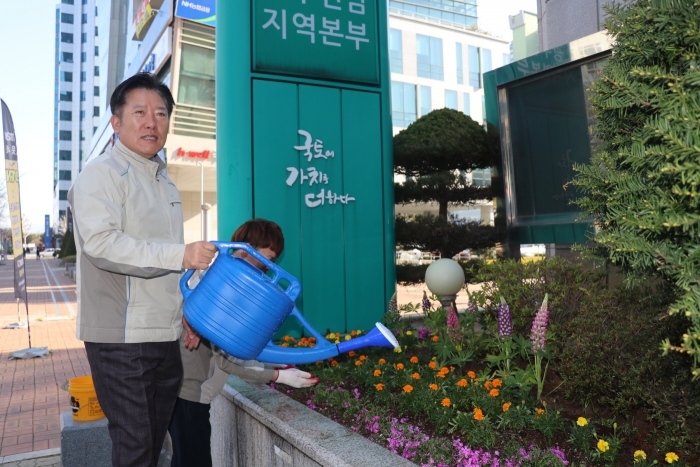 LX 광주전남지역본부 이권 본부장이 새 봄을 맞아 화단정비을 마치고 물을 주고 있다.