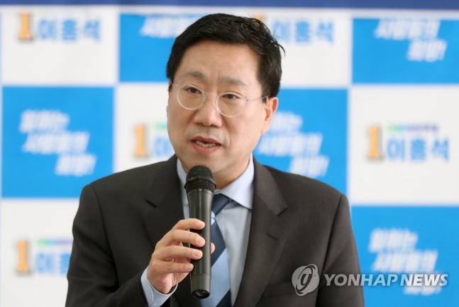 더불어민주당 싱크탱크인 민주연구원 양정철 원장이 지난 3일 오후 경남 창원시 성산구 이흥석 후보 선거 사무소에서 이 후보와 정책 협약식에 앞서 인사말하고 있다. 사진=연합뉴스 제공