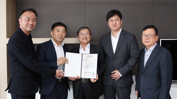 임금협상 참여자들이 기념 촬영을 하고 있다. (사진 좌측부터 노태영 울산수지공장 노조위원장, 이치훈 여수고무공장 노조위원장, 문동준 금호석유화학 사장, 이용재 울산고무공장 노조위원장, 김선규 금호석유화학 부사장). 사진=금호석유화학 제공