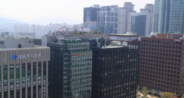 IB 보다 브로커리지? 코로나19에 희비 엇갈린 증권사 기사의 사진