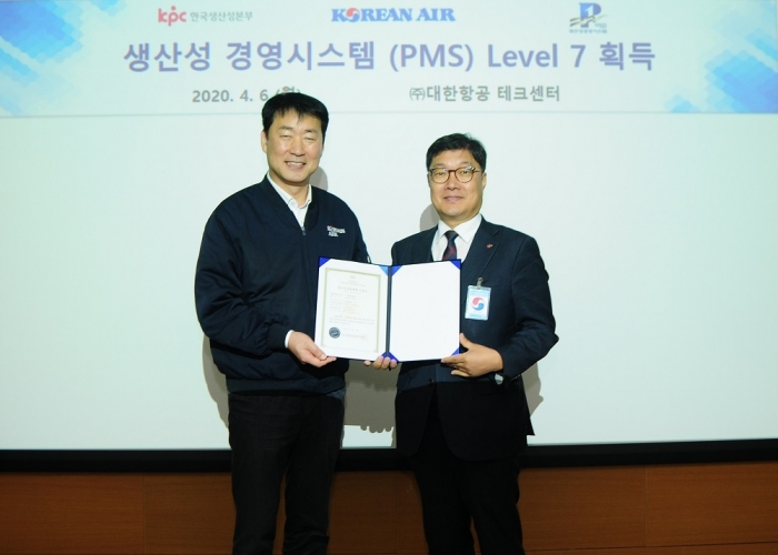 박정우 대한항공 항공우주사업본부장 전무(왼쪽)와 이진환 한국생산성본부 생산성혁신연구소장이 기념 사진을 촬영하고 있다. 사진=대한항공 제공