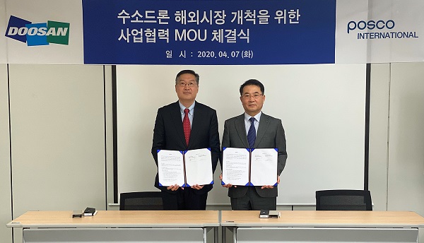 두산모빌리티이노베이션과 포스코인터내셔널은 7일 오후, 경기도 용인 DMI 본사에서 수소드론의 해외사업 공동추진을 위한 업무협약을 체결했다. 이두순 DMI 대표(왼쪽)와 유재진 포스코인터내셔널 자동차사업실장이 협약서를 들고 기념촬영을 하고 있다. 사진=두산 제공