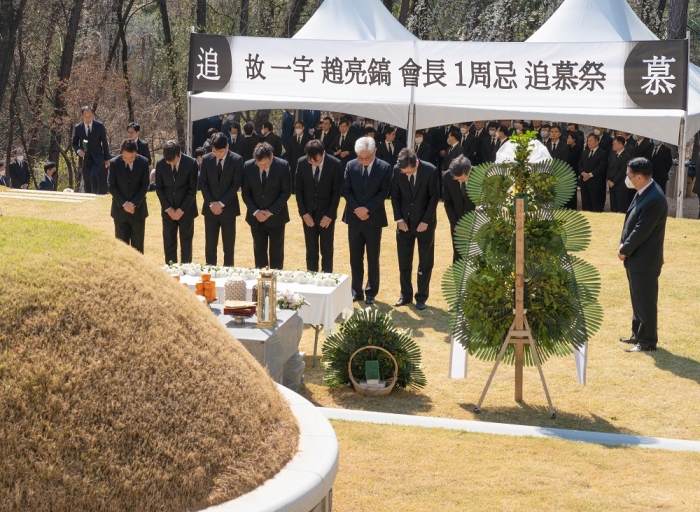 8일 오후 경기도 용인시 하갈동 소재 신갈 선영에서 한진그룹 임원 및 관계자들이 참석한 가운데 고 조양호 회장 1주기 추모행사가 진행되고 있다. 사진=한진그룹 제공