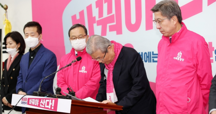 사과 기자회견하는 김종인 미래통합당 총괄선대위원장. 사진=연합뉴스 제공