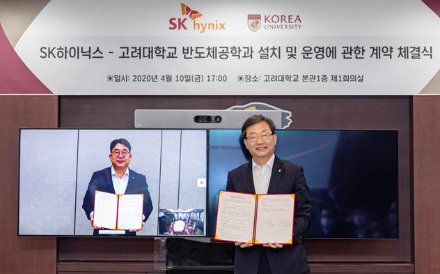 SK하이닉스 대외협력총괄 김동섭 사장(왼쪽)과 정진택 고려대 총장이 화상 회의를 통한 ‘반도체공학과 협약식’ 기념 사진을 촬영하고 있다.