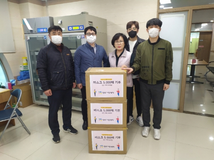 전주기전대학 조덕현 산학협력단장이 13일 장수군을 응원하기 위해 마스크 5,000장을 기부하고 있다.