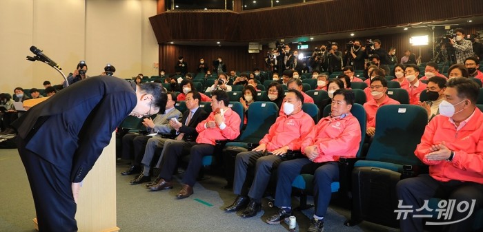 황교안 미래통합당 총괄선대위원장 사퇴 기자회견. 사진=이수길 기자 leo2004@newsway.co.kr