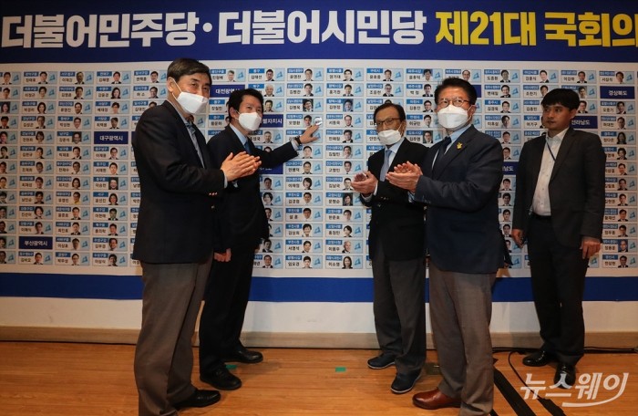 더불어민주당 제21대 국회의원 선거 종합상황판 당선 스티커 부착. 사진=이수길 기자 leo2004@newsway.co.kr