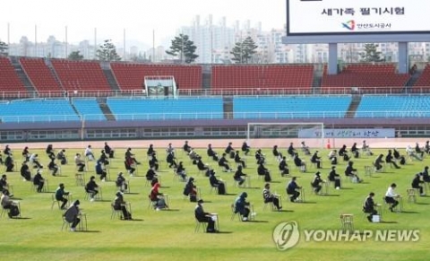 신종 코로나바이러스 감염증(코로나19) 확산 여파로 지난 4일 경기도 안산시 와스타디움에서 진행된 안산도시공사 직원 공개채용 필기시험 현장. 사진=연합뉴스