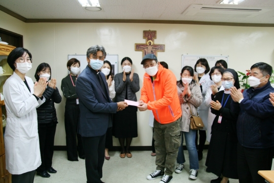 한림대학교강남성심병원이 난치성질환으로 고통받는 환자 가족에게 의료비를 전달하고 있다.