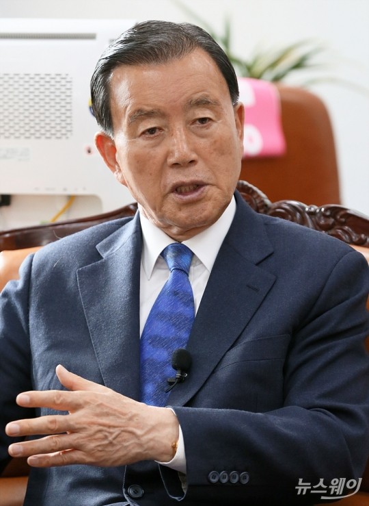 인터뷰 하는 홍문표 미래통합당 의원. 사진=이수길 기자