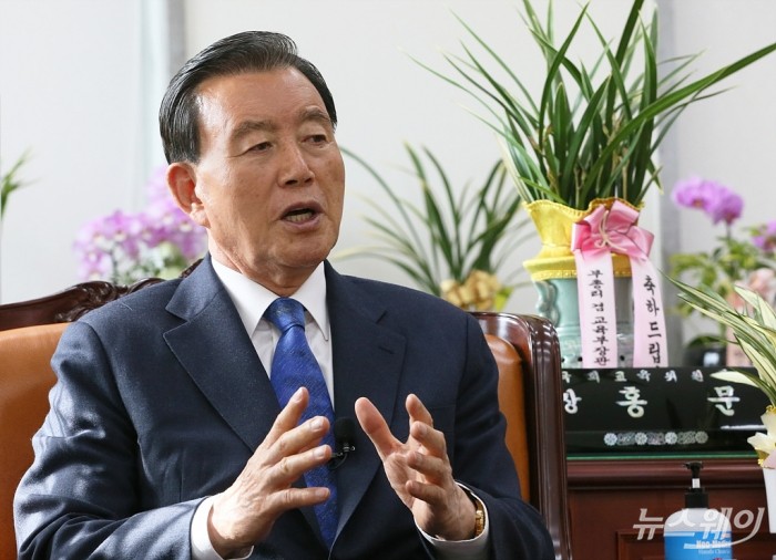 인터뷰 하는 홍문표 미래통합당 의원. 사진=이수길 기자