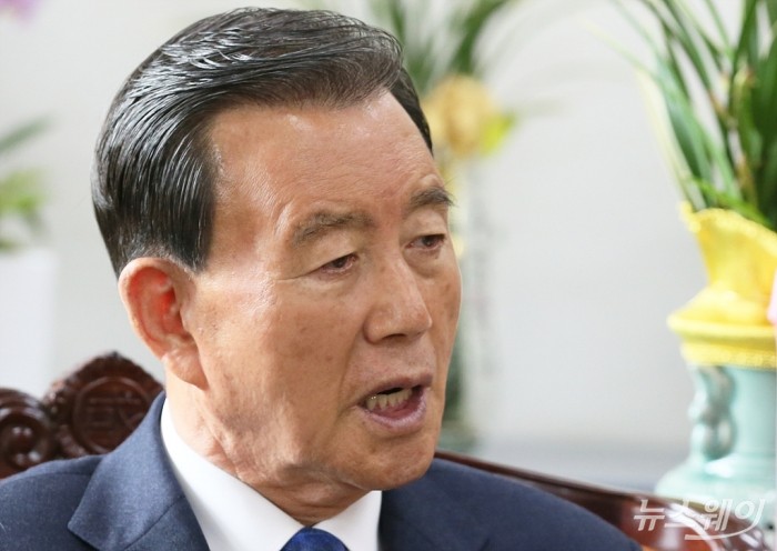 인터뷰 하는 홍문표 미래통합당 의원. 사진=이수길 기자