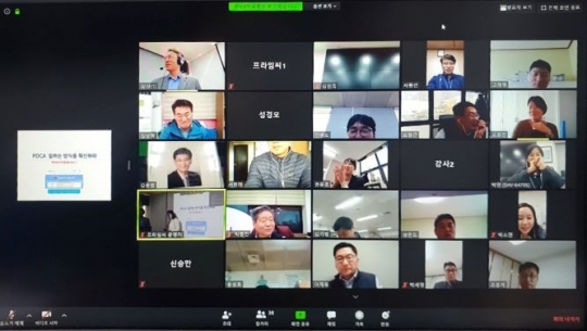 안산도시공사 직원들이 비대면 온라인 라이브 교육을 재택에서 수강하고 있다.
