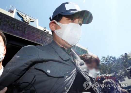 김봉현 스타모빌리티 회장이 구속 전 피의자 심문(영장실질심사)을 받기 위해 26일 오후 경기도 수원남부경찰서 유치장에서 나오고 있다. (사진=연합뉴스 제공)