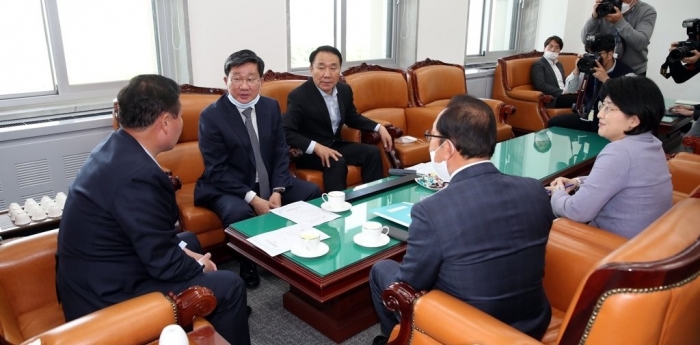 여야 각 정당 예산결산특별위원회 간사와 김재원 예결위원장이 추경을 논의하고 있다. 사진=연합뉴스 제공