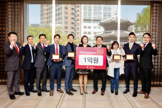 AIA생명이 서울 중구 웨스틴조선호텔에서 개최한 백만달러원탁회의(MDRT) 등록 보험설계사 특별 성과급 수여식에 참석한 피터 정 대표(오른쪽 네 번째)과 설계사들이 파이팅을 외치고 있다. 사진=AIA생명