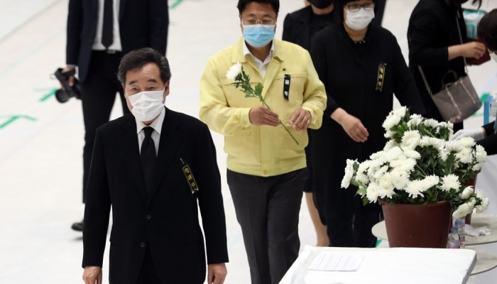 이천 물류창고 화재’ 희생자들의 합동 분향소를 찾은 이낙연 더불어민주당 코로나19국난극복위원장. 사진=연합뉴스 제공