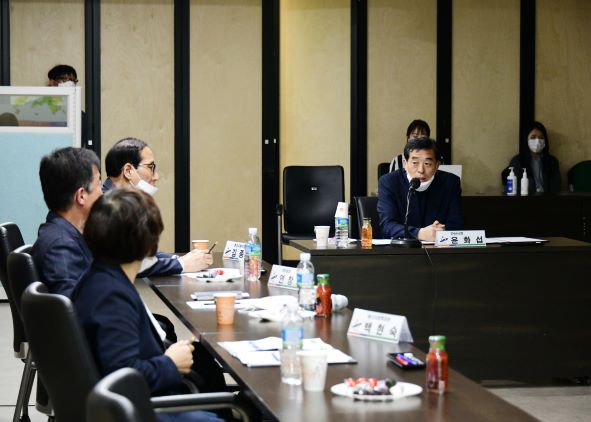 윤화섭 안산시장이 지난 6일 시청에서 열린 안산 대부도 신재생에너지 산업특구 지정 보고 회의에서 발언하고 있다.