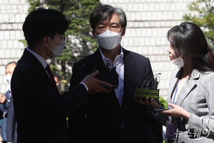 자녀 입시비리와 감찰무마 등의 혐의 조국 전 법무부 장관 첫 공판기일 출석. 사진=이수길 기자 leo2004@newsway.co.kr