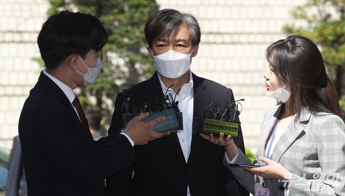 자녀 입시비리와 감찰무마 등의 혐의 조국 전 법무부 장관 첫 공판기일 출석. 사진=이수길 기자 leo2004@newsway.co.kr