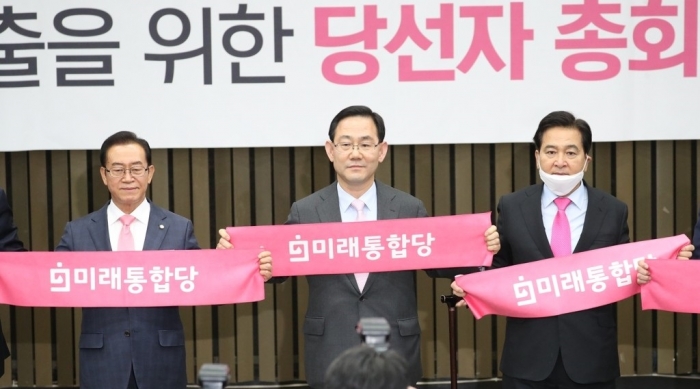 미래통합당 당선자 총회에서 주호영 신임 원내대표와 이종배 신임 정책위의장이 당선됐다. 사진=연합뉴스 제공