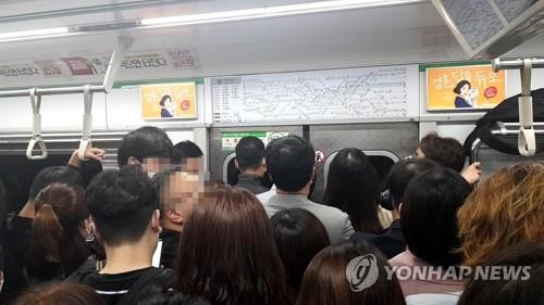 13일부터 서울지하철 혼잡 시 마스크 안 하면 못 탄다. 사진=연합뉴스