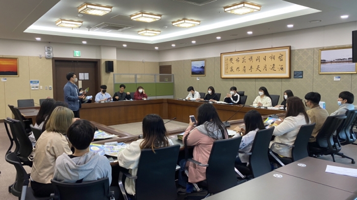 전주기전대학 학생들이 9일 ‘새만금 세계 잼버리 활성화 프로젝트’ 홍보방안 도출을 위해 새만금개발청에서 제1차 현장견학을 진행하고 있다.