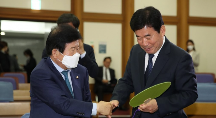 국회의장 후보로 나선 박병석, 김진표 더불어민주당 의원. 사진=연합뉴스 제공