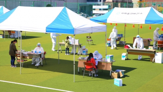 13일 미추홀구청 운동장에서 워크스루 방식으로 콜로나19 진단 검사가 시행되고 있다.