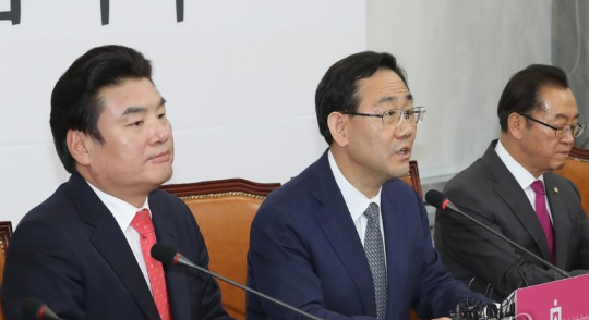 미래통합당 당대표 권한대행인 주호영 원내대표와 원유철 미래한국당 대표. 사진=연합뉴스 제공