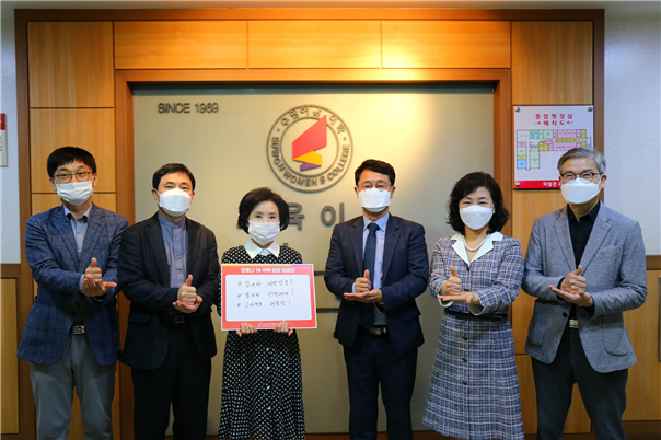 (좌측부터) 김정 산학기획처장, 이광용 행정부총장, 차보숙 총장, 정세균 입시홍보처장, 황윤경 학생처장, 박정근 교무처장