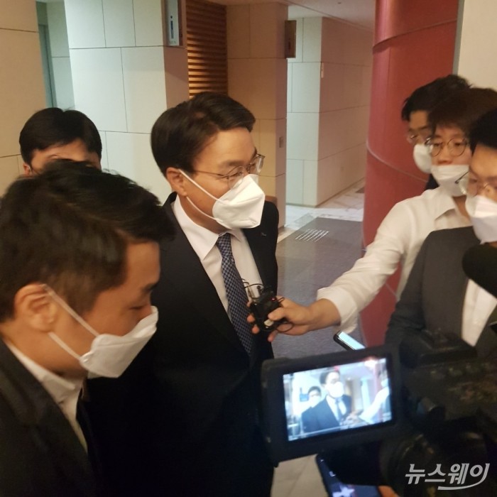 최정우 포스코 회장이 산업부 장관 주재 ‘철강업계 포스트 코로나 산업전략 대화’ 행사에서 기자들과 만나 물류자회사 출범에 대한 회사 입장을 말하고 있다. 사진=김정훈 기자