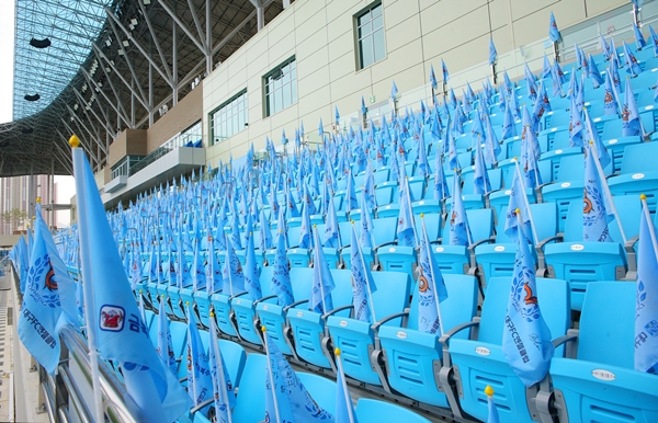 대구FC엔젤클럽이, 무관중으로 열리는 16일 대구FC 홈개막전 대팍 응원석을 팬들의 응원문구가 적힌 엔젤깃발로 가득 채웠다.(사진제공=하제연엔젤)