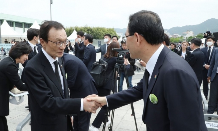 악수하는 이해찬 더불어민주당 대표와 주호영 미래통합당 대표 권한대행. 사진=연합뉴스 제공