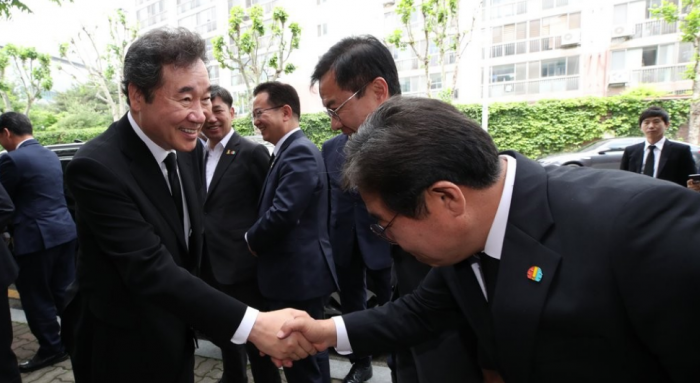 이낙연 더불어민주당 코로나19국난극복위원장이 광주를 찾아 호남 당선인들과 인사하고 있다. 사진=연합뉴스 제공