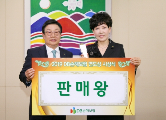 지난 18일 DB손해보험 사내방송을 통해 진행된 연도상 시상식에서 김정남 DB손보 사장(왼쪽)과 판매왕 황금숙 보험설계사(PA)가 기념촬영을 하고 있다. 사진=DB손해보험