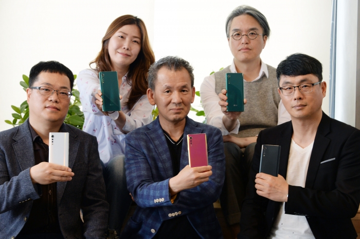 왼쪽상단부터 LG 벨벳 디자인에 참여한 최보라 책임연구원, 유승훈 책임연구원, 도기훈 책임연구원, 김영호 전문위원, 김문영 책임연구원이 LG 벨벳을 소개하고 있다. 사진=LG전자 제공