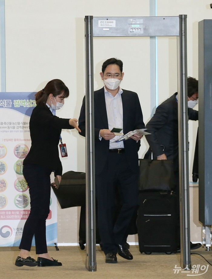 4개월 만에 해외출장 마치고 중국에서 입국하는 이재용 삼성전자 부회장. 사진=이수길 기자 leo2004@newsway.co.kr