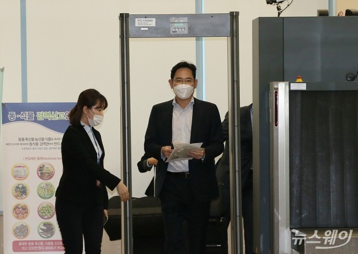 4개월 만에 해외출장 마치고 중국에서 입국하는 이재용 삼성전자 부회장. 사진=이수길 기자 leo2004@newsway.co.kr