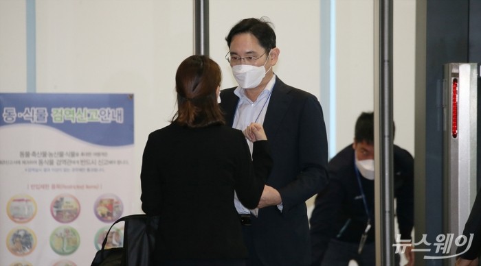 4개월 만에 해외출장 마치고 중국에서 입국하는 이재용 삼성전자 부회장. 사진=이수길 기자 leo2004@newsway.co.kr