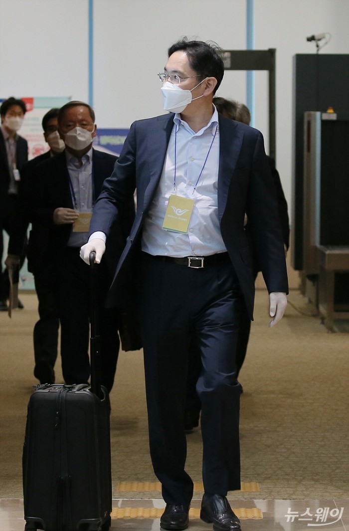 4개월 만에 해외출장 마치고 중국에서 입국하는 이재용 삼성전자 부회장. 사진=이수길 기자 leo2004@newsway.co.kr