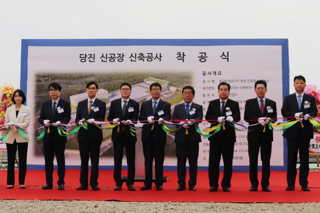 18일 열린 종근당건강 합덕 신공장 착공식에서 (왼쪽 세 번째부터) 종근당홀딩스 황상연 대표, 아라건축사무소 이상포 대표, 종근당건강 김호곤 대표가 테이프 커팅을 하고 있다. 사진=종근당건강 제공