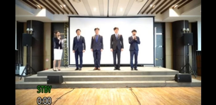 반포3주구 현장설명회에서 조합원들에게 인사하고 있는 대우건설 임직원들. 사진=반포3주구 유튜브 방송 캡처.